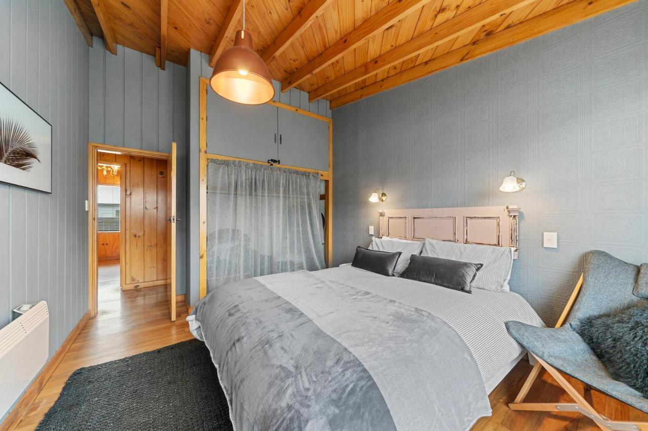 The Walnut Tree House - Martinborough Holiday Home Екстер'єр фото